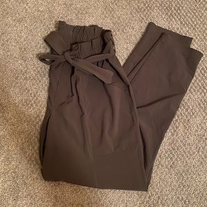 Athleta skyline pants in green/grey